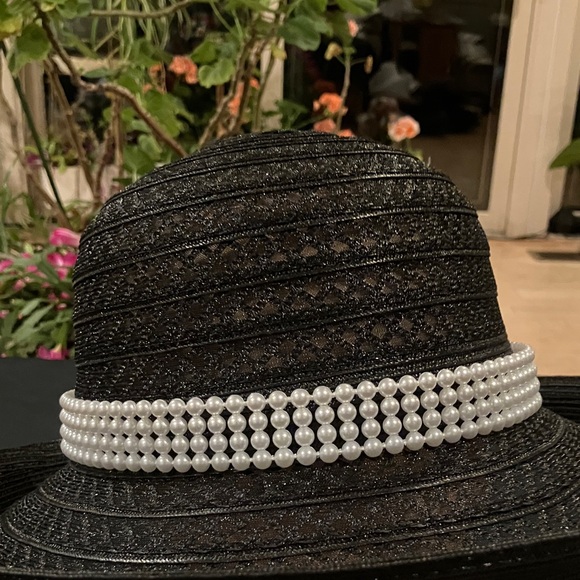Elegant Black Hat with Pearl Detailing - Picture 2 of 5
